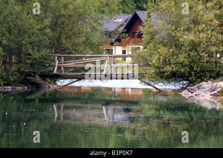 Petit pont de bois sur la rivière. Banque D'Images