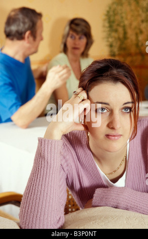 Couple arguing in front of teenage girl Banque D'Images