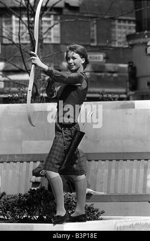 Fashions prises pendant la Semaine de la mode de Londres 1964 une femme avec un tir à l'arc et de la flèche dans la rue Banque D'Images