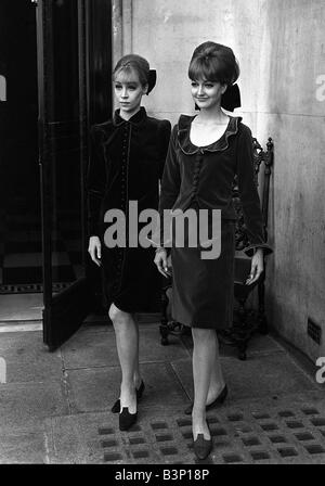 Fashions prises lors de la London Fashion Week 1964 longueur genou robe de velours et de costume avec grand arc dans les cheveux Banque D'Images