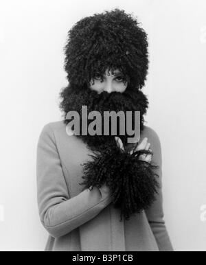 Mary Quant vêtements mode afro avec Manteau en laine fourrure aux manches et col également modèle portant chapeau assorti Banque D'Images