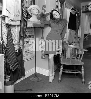 Swinging Sixties Fashion Juillet 1965 Jackie Cryer assis dans l'Épice n° 1 Boutique dans Knightsbridge avec une part Banque D'Images