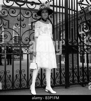 La mode au Royal Ascot juin 1970 Mesdames jour une femme montre son style de robe et chapeau Banque D'Images