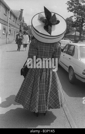 Vêtements Mode Course 1987 Ascot Ascot Fashions 1980 s Gertrude Shilling photographié à Ascot portant un grand chapeau de paille Banque D'Images