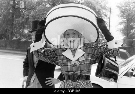 Vêtements Mode Course 1987 Ascot Ascot Fashions 1980 s Gertrude Shilling longtemps vérifié avec de grandes robe chapeau de paille à Ascot Banque D'Images