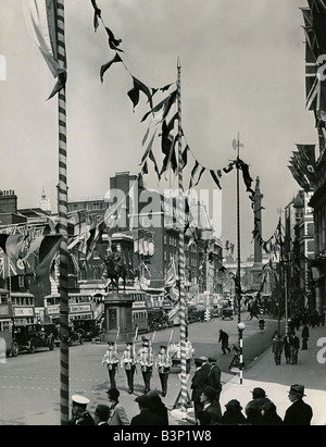 Whitehall décoré de drapeaux et banderoles en préparation pour le couronnement du roi George VI Les soldats défilent dans la rue dans le cadre des festivités du couronnement Mai 1937 Banque D'Images