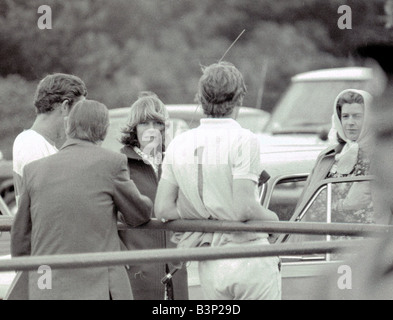 Le Prince Charles se penche en arrière sur les rampes pour qu'il s'entretient avec Camilla Parker Bowles lors d'une pause dans un jeu de polo à Windsor Great Park Royal Sport amie Juin1975 Banque D'Images