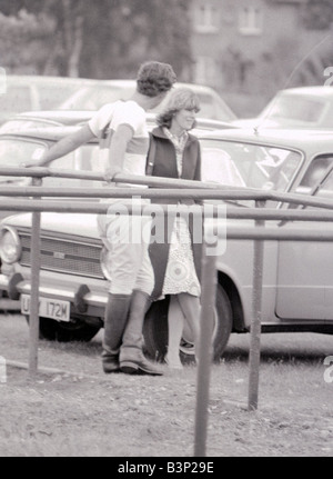 Le Prince Charles se penche en arrière sur les rampes pour qu'il s'entretient avec Camilla Parker Bowles lors d'une pause dans un jeu de polo à Windsor Great Park Royal Sport amie Juin 1975 Banque D'Images