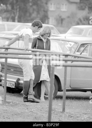 Le Prince Charles se penche en arrière sur les rampes pour qu'il s'entretient avec Camilla Parker Bowles lors d'une pause dans un jeu de polo à Windsor Great Park Royal amie Juin 1975 Banque D'Images