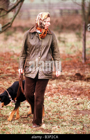 La princesse Anne, marche le chien portant veste cire à Weston Park Banque D'Images