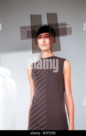 L'habillement par Hussein Chalayan 1998 modélisés par wearing Hat également modèle conçu par Scott Wilson lors de la London Fashion Week Banque D'Images