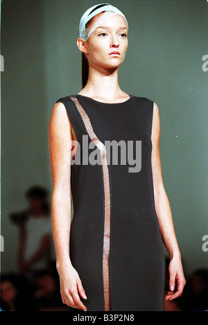 L'habillement par Hussein Chalayan 1998 modélisés par wearing Hat également modèle conçu par Scott Wilson lors de la London Fashion Week Banque D'Images