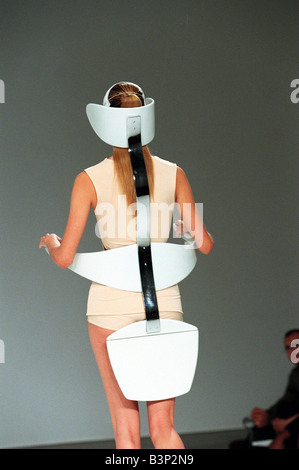 L'habillement par Hussein Chalayan 1998 modélisés par wearing Hat également modèle conçu par Scott Wilson lors de la London Fashion Week Banque D'Images