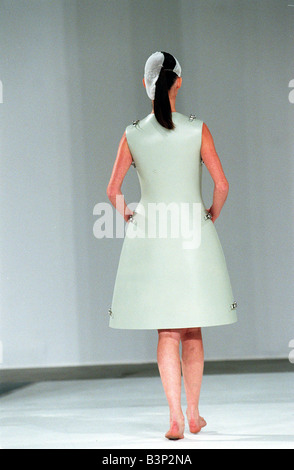 L'habillement par Hussein Chalayan 1998 modélisés par wearing Hat également modèle conçu par Scott Wilson lors de la London Fashion Week Banque D'Images