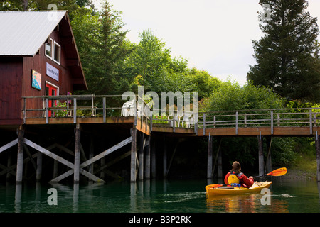 Kayak en face de l'expérience Art Gallery Halibut Cove Kachemak Bay près de Homer Alaska parution modèle Banque D'Images