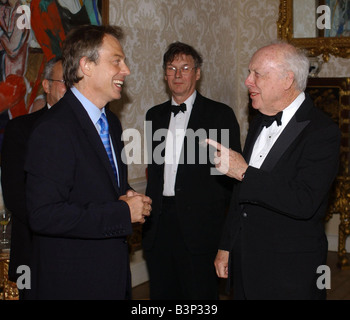 Découverte de la structure de l'ADN 50e anniversaire Avril 2003 Le Premier ministre Tony Blair rencontre du Prix Nobel, le Dr James Watson qui décrit la double hélice d'ADN lors d'une réception en numéro 10 Downing Street Banque D'Images