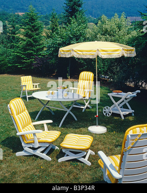 Salon de jardin et fauteuils CHAISE PARASOL DÉCORÉ DE TISSU RAYÉ JAUNE FRANCE EUROPE Banque D'Images