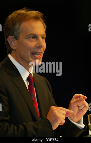 Tony Blair donnant discours lors de la conférence du parti travailliste à Bournemouth en septembre 2003 Banque D'Images