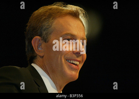 Tony Blair donnant discours lors de la conférence du parti travailliste à Bournemouth en septembre 2003 Banque D'Images