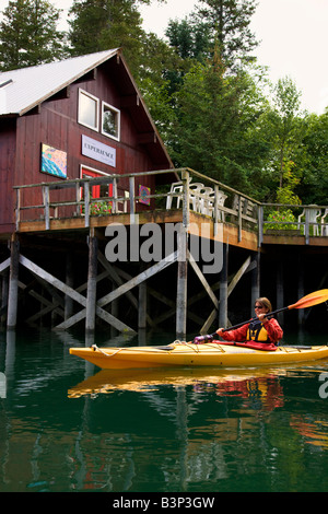 Kayak en face de l'expérience Art Gallery Halibut Cove Kachemak Bay près de Homer Alaska parution modèle Banque D'Images