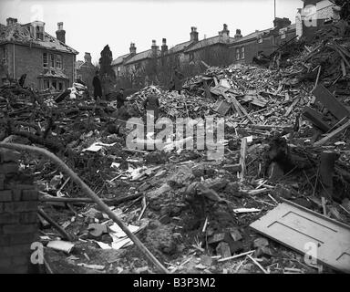 WW2 WW2 Raids Aériens Coventry Coventry après dommages causés par les bombes à air raid sauveteurs et secouristes à pied sur les vestiges de la construction à la recherche et à l'écoute des survivants après un raid aérien par des bombardiers allemands Banque D'Images