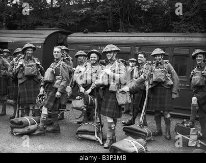 WW2 soldats écossais de l'armée britannique portant des tuniques et des kilts avec leur kit se préparent à partir en France PENDANT LA SECONDE GUERRE MONDIALE Banque D'Images