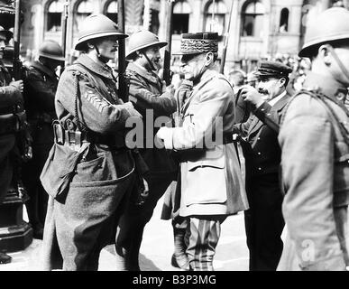 Célébrations de la paix à Paris Marshall Fock décore un soldat français Banque D'Images