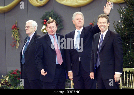 Le président américain Bill Clinton Visite d'Irlande déc 2000 L'Irlande du Nord, vice-premier ministre Seamus Mallon Premier ministre David Trimble, Bill Clinton et le Premier Ministre Tony Blair à l'Odyssey Arena de Belfast Banque D'Images