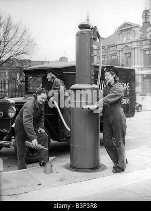 Les femmes travailleurs Garage van de remplissage avec de l'essence en 1941 femmes pour emplois hommes femmes durant les années de guerre en guerre WW2 Banque D'Images