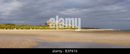 Daybreak sur Château De Bamburgh Northumberland Royaume-uni Bamburgh Sands Banque D'Images