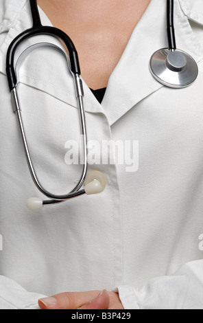 Gros plan d'une femme médecin portant une robe blanche et un stéthoscope Banque D'Images