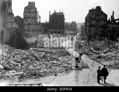 WW2 Dommages dommages bombe Raid aérien à Plymouth Deux personnes ont relevé les dégâts causés à la suite des bombardements Banque D'Images