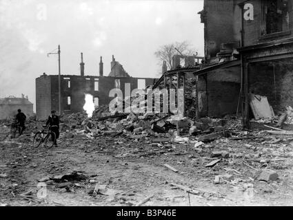 WW2 Raid Air Bombe Dommages tout dommage à la Glasgow Clydeside deux garçons s'exécute pour la sécurité pendant le Blitz Banque D'Images