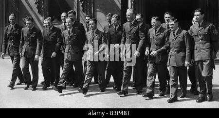 Le commandant d'Escadron 617 VC Guy Gibson Juin 1943 Les membres de l'Escadron Dambuster étaient au palais de Buckingham où W C Guy Gibson reçu la médaille et le bar de VC D S O de diriger son escadron contre les grands barrages de l'Allemagne en WW2 Tous les autres membres de l'escadron 617 ont été décorés lors de la même cérémonie Banque D'Images