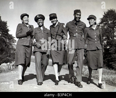 Octobre 1942 WW2 soldats et pour la Croix-Rouge et les trois premières femmes afro-américaines pour la Croix-Rouge et arriver en Grande-Bretagne sur la photo d'une promenade avec deux soldats GI Américain africain à Bristol 1940 Banque D'Images