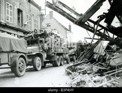 Les infirmières de la Croix-Rouge américaine sur le chemin de la Seine bataille monter à l'arrière des camions de l'armée dans la ville de la Loupe Banque D'Images