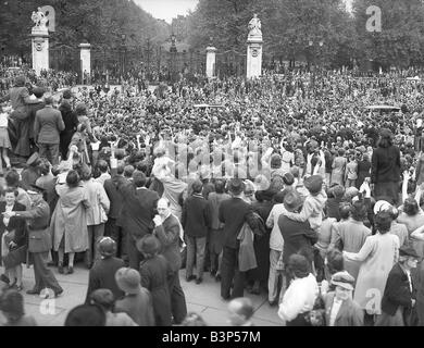 Le jour de la victoire en coulisses à Buckingham Palace pendant la célébration à la fin de WW2 Banque D'Images