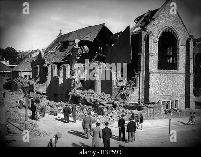 La bombe a endommagé Plymouth au cours de la Seconde Guerre mondiale, des personnes ont relevé les dégâts restants après une bombe raid aérienne Banque D'Images