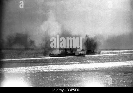 Convoi bombardé dans le détroit de Douvres en 1940, la Luftwaffe allemande a commencé à se concentrer sur des attaques aériennes sur le transport maritime dans la Manche, le plan de l'homme en charge Hermann Goering a été d'attirer les avions britanniques dans les combats de chiens avec Messerschmitts allemands Goering prévoit que, bien que la RAF avait 1 500 aéronefs qu'ils n'avaient pas assez de pilotes qu'il estimait aussi qu'il est plus probable qu'avion abattu au-dessus de la Manche serait inévitablement la perte du pilote Banque D'Images