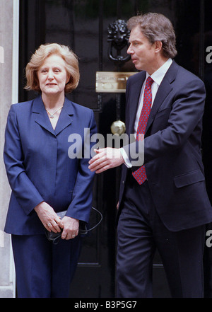 La baronne Elizabeth Smith, veuve de l'ancien leader travailliste John Smith et Tony Blair au numéro dix sur le le cinquième anniversaire de la mort de John Mai 1999 Banque D'Images