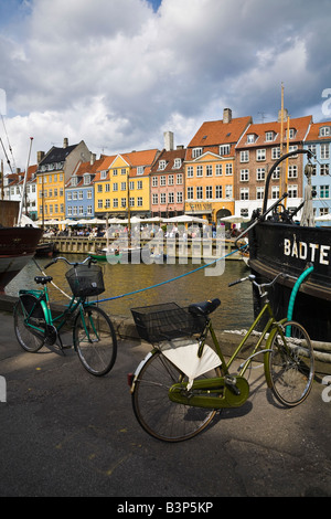 Prêt de vélos stationnés sur le quai de Nyhavn, Copenhague, Danemark Banque D'Images