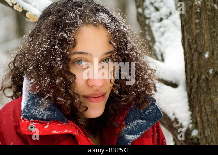 Portrait d'une jolie jeune femme à l'extérieur en hiver Banque D'Images