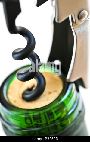 L'ouverture de bouteille de vin avec un tire-bouchon sur fond blanc Banque D'Images