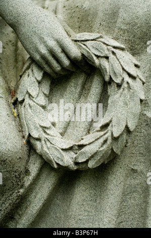 Libre d'une statue dans un cimetière dans la main tenant une couronne Banque D'Images