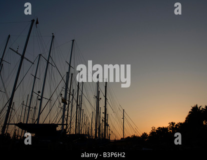 Un magnifique coucher de soleil sur le port de Bodrum, Turquie avec disponibles à l'avant-plan Banque D'Images