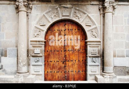 Détail architectural autour de porte dans la Plaza Santa Ana dans 'Las Palmas de Gran Canaria, dans les îles Canaries. Banque D'Images