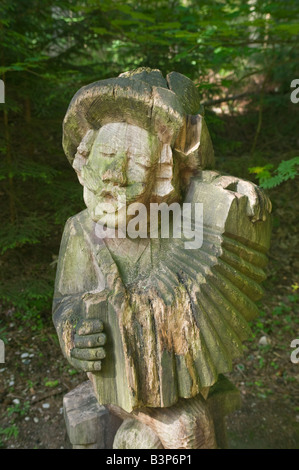 Des statues en bois sur la Colline des Sorcières Juodkrante Parc National de Courlande Lituanie Banque D'Images