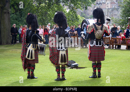 Le Lothian et Borders Police Pipe Band performance traditionnelles dans les jardins de Princes Street au cours de l'Edinburgh Fringe Festival. Banque D'Images