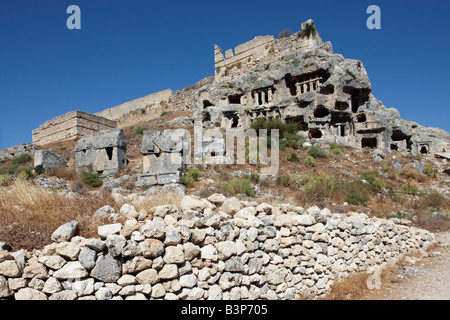 La colline de l'acropole avec coupe rock tombs forteresse à Tlos, une ancienne ville lycienne dans le sud-ouest de la Turquie moderne. Banque D'Images
