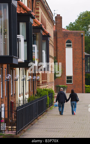Couple walking hand in hand past townhouses sur Bristol England UK du bassin de Bathurst Banque D'Images
